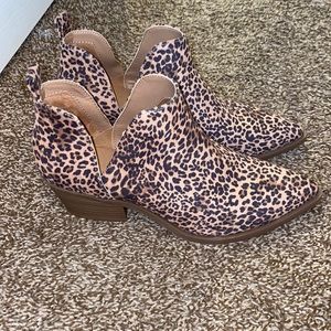 NWOT! Women’s Animal Print Size 8 Ankle Boots